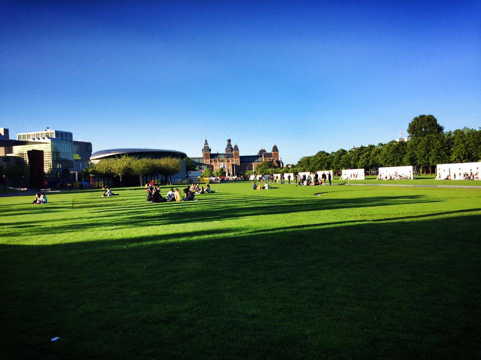 Museumplein in Amsterdam. Lesen Sie Tipps, was Sie in 3 Tagen in Amsterdam unternehmen können, mit der perfekten Reiseroute für Amsterdam!