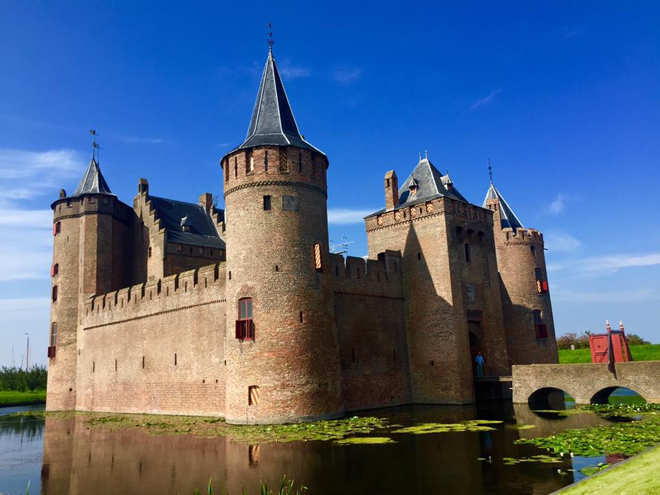 The Netherlands has beautiful castles only a day trip from Amsterdam/Utrecht. Read about 4 Dutch castles perfect for European castle lovers traveling in Europe!