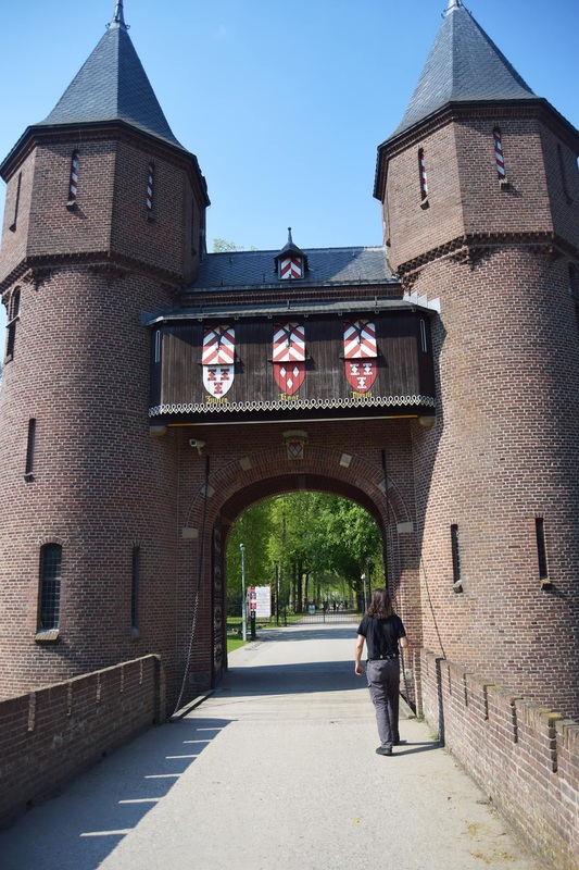 The Netherlands has beautiful castles only a day trip from Amsterdam/Utrecht. Read about 4 Dutch castles perfect for European castle lovers traveling in Europe!