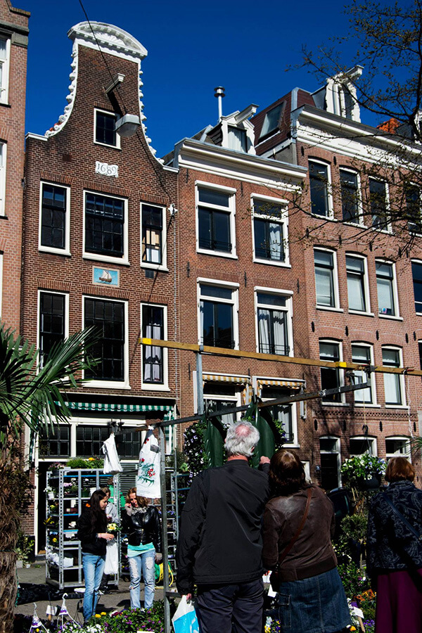 People browsing the Lindenmarkt, one of the best markets in Amsterdam.  This charming market in the Jordaan is open on Saturdays! #jordaan #amsterdam #holland #netherlands #nederland