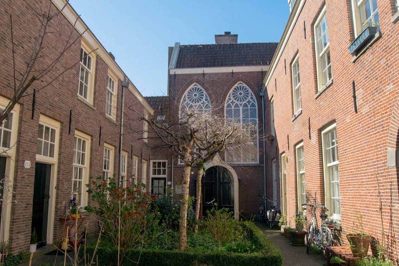 Photo of Zevenkeurvorstenhofje in Amsterdam.  Exploring a hofje is a thrilling experience for couples visiting Amsterdam. 