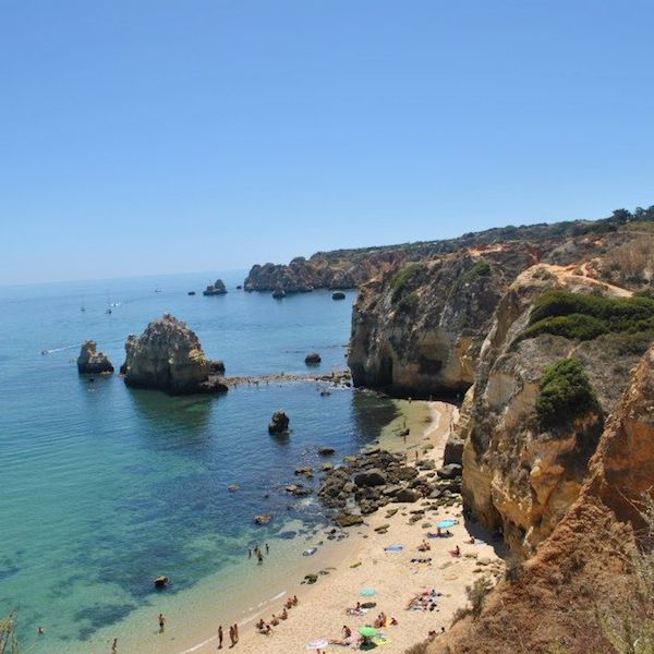 Schöne Klippen in Lagos, Portugal. Lesen Sie, wohin Sie in zwei Monaten in Europa reisen können, und erhalten Sie Tipps für die Erstellung einer Europa-Reiseroute! #Reisen #Europa #lagos #Portugal 