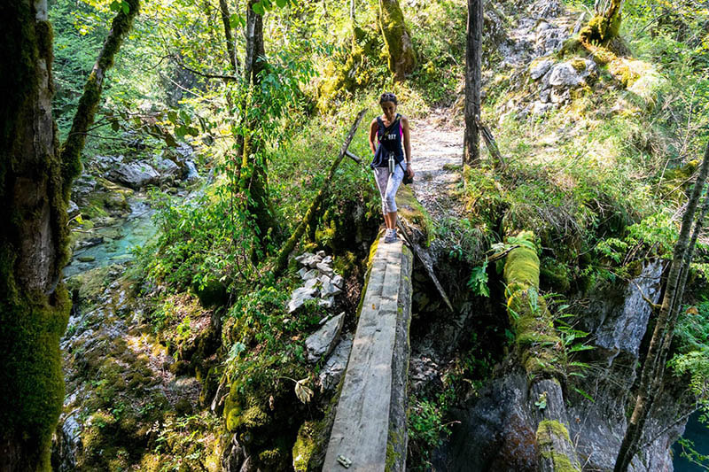 Photo of Albanian girl crossing a bridge in Theth National Park in Albania. (Shih fotot e bukura të Shqipërisë)