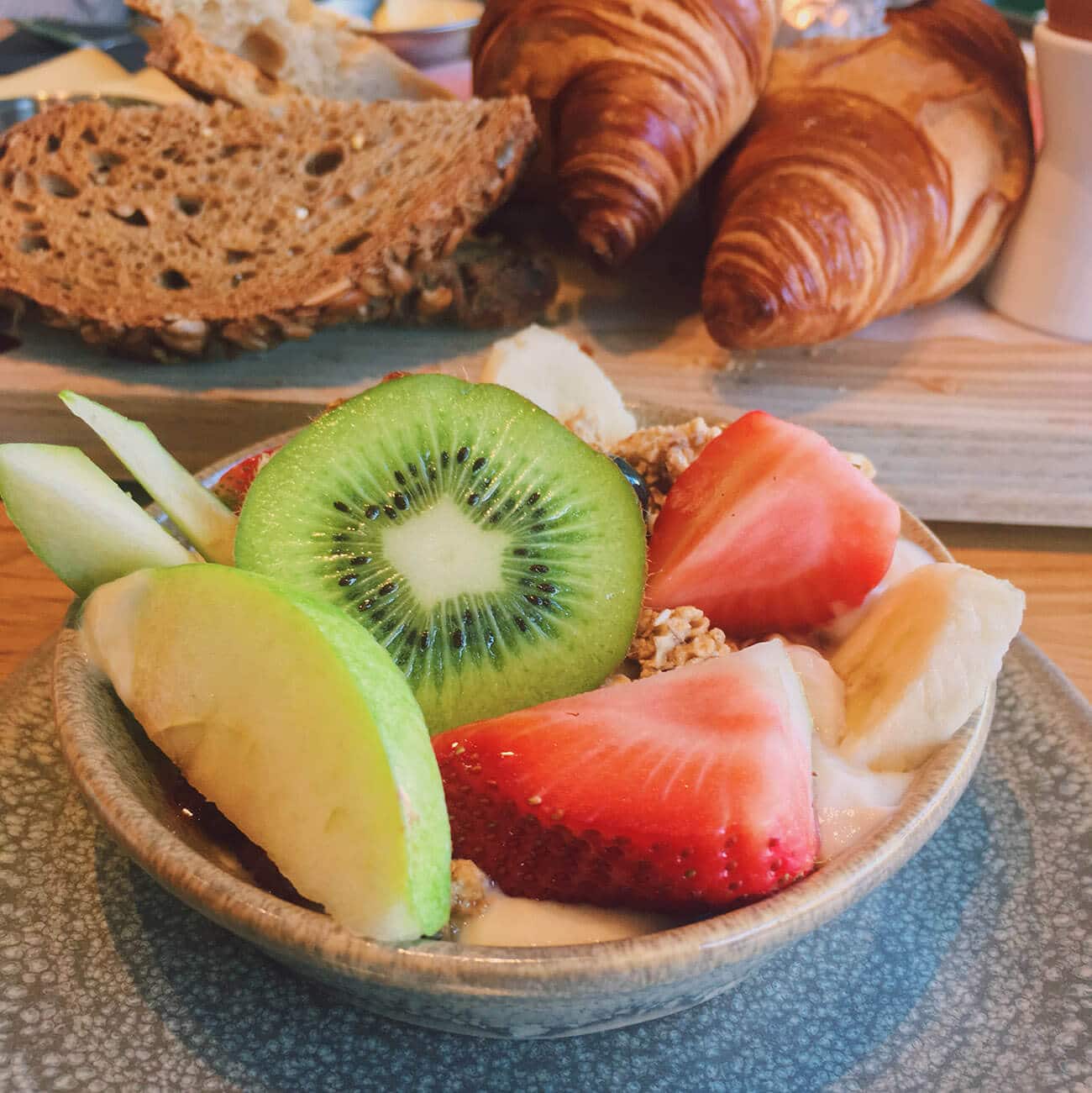 Delicious vegetarian brunch at Palmette, one of the best brunch spots in the Hague, the Netherlands.  This cozy cafe near the Binnenhof has a great breakfast! #travel #netherlands #holland #denhaag