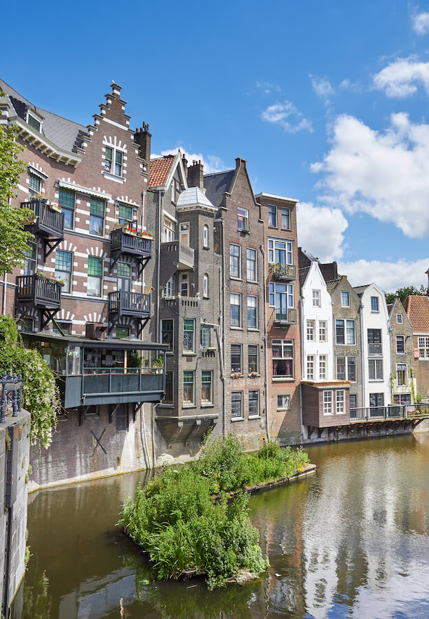 Delfshaven, a historic part of Rotterdam with beautiful Dutch houses. If you're visiting Rotterdam, don't miss this must-see! #travel #holland #rotterdam #netherlands