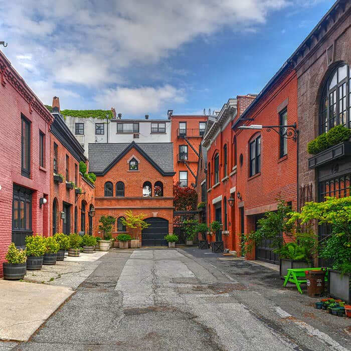 Werfen Sie einen Blick auf das geheime New York City im Grace Court.  Dieser ehemalige Parkplatz/Stall ist einer der besten geheimen Orte, die man in Brooklyn besuchen kann! #Reisen #NYC #NewYork 