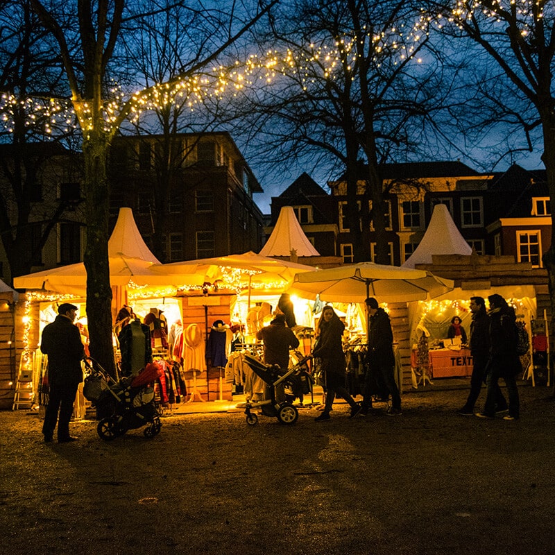 Beautiful lit up scene at the Royal Christmas Market in the Hague. This stunning Christmas market is one of the best Christmas markets in Holland! #travel #holland #christmas #kerst