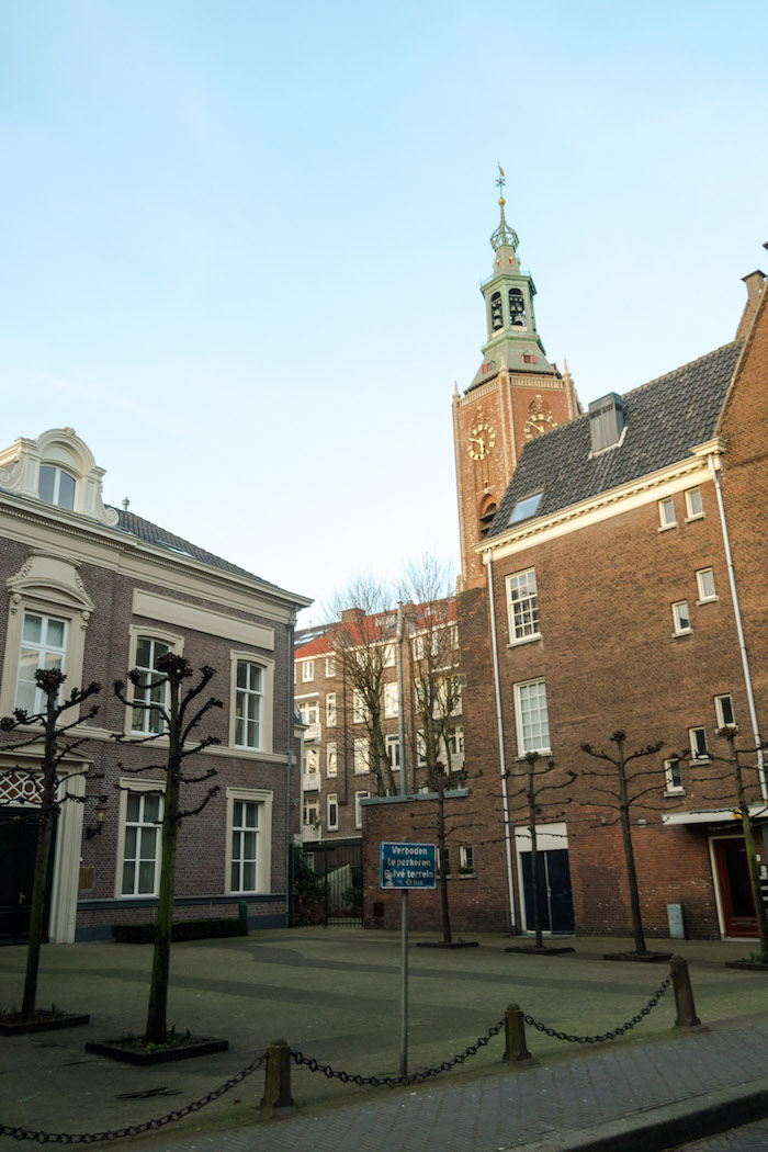 Beautiful square in the Hague / Den Haag with a view of the Grote Kerk in Den Haag. Read about what to do in the Hague by a resident! #travel #Netherlands #architecture #Holland #denhaag #thehague #cityscapes