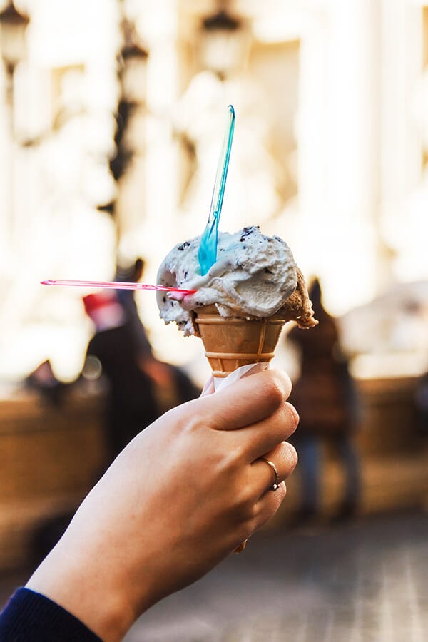 Eine Portion Gelato vor dem Trevi-Brunnen in Rom, Italien