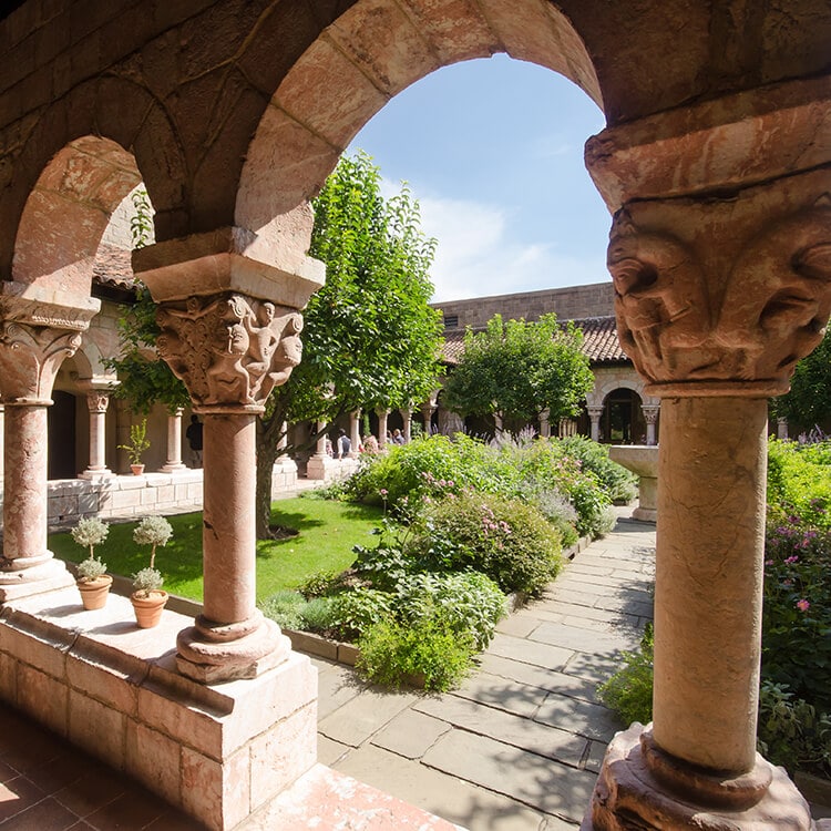 Wunderschönes Foto von den Cloisters, einem ungewöhnlichen Juwel in New York City.  Dieses Museum in Manhattan beherbergt Kunst aus dem Mittelalter! #Reisen #NYC #NewYork