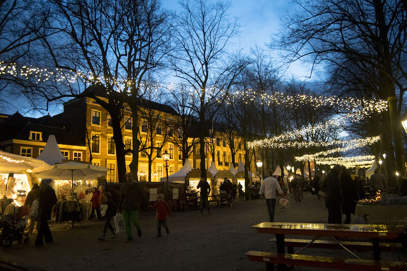 Die Lange Voorhout Straße entlang spazieren