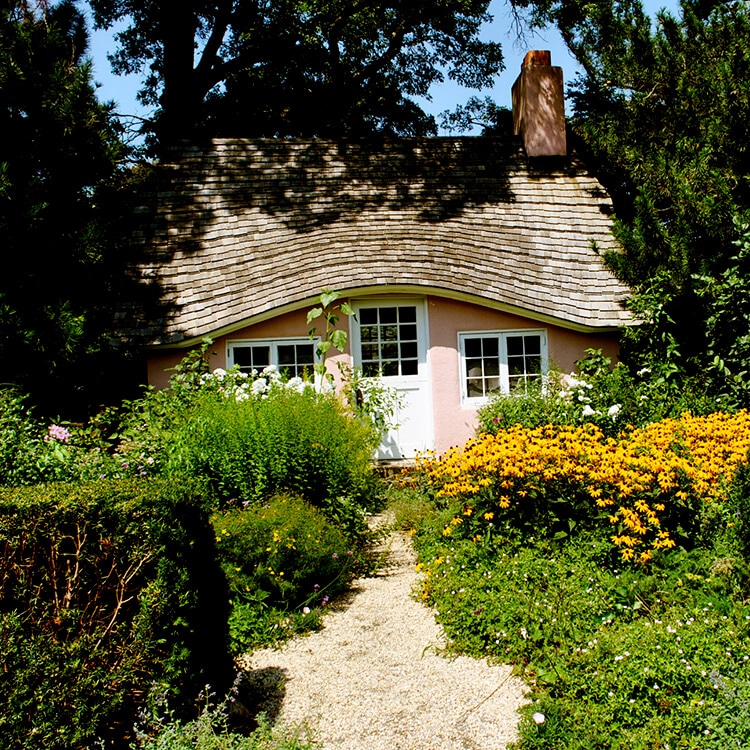 Beautiful garden house at the Coe Estate in Planting Fields Arboretum State Historic Park in Oyster Bay.  This Long Island mansion is a great day trip from NYC! #NYC #LongIsland #travel #garden