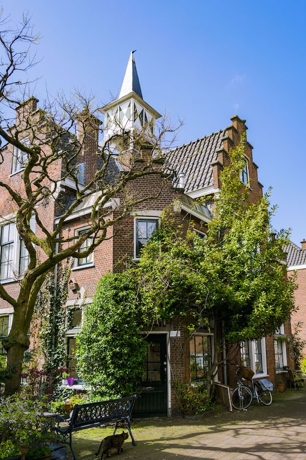 Wijnand Esserhof, a historic hofje and one of the secret places in the Hague that you'll want to visit in this guide to forgotten places in the Hague, the Netherlands. #travel #holland #denhaag