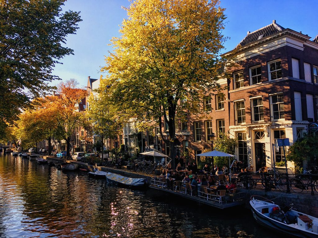 Cafe 't Smalle, one of the cozy cafes in the Jordaan that you can't miss! This brown bar is perfect for a cozy coffee after a enjoying a lovely walk through the Jordaan. #jordaan #amsterdam #holland #netherlands