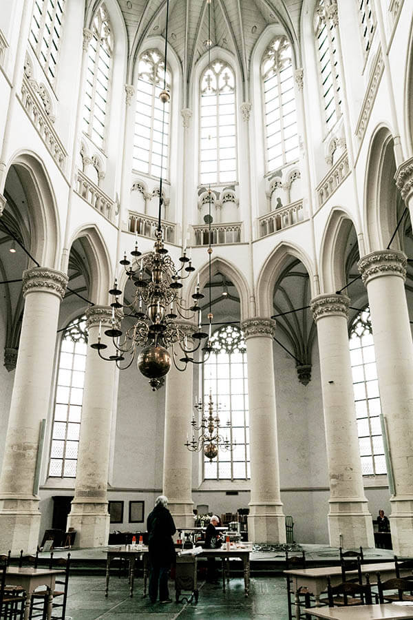 Beautiful interior of the Hooglandse Kerk in Leiden, one of Leiden's most beautiful churches to visit! #leiden #holland #kerk #nederland