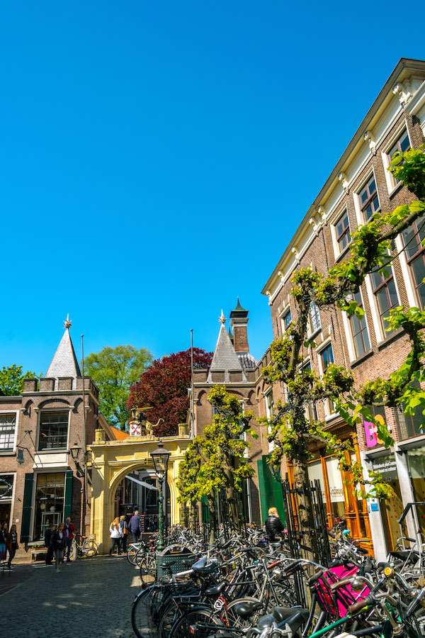 Entrance to de Burcht, the castle of Leiden. Read about the best things to do in Leiden in one day! #travel #leiden #nederland #holland #burgpoort 